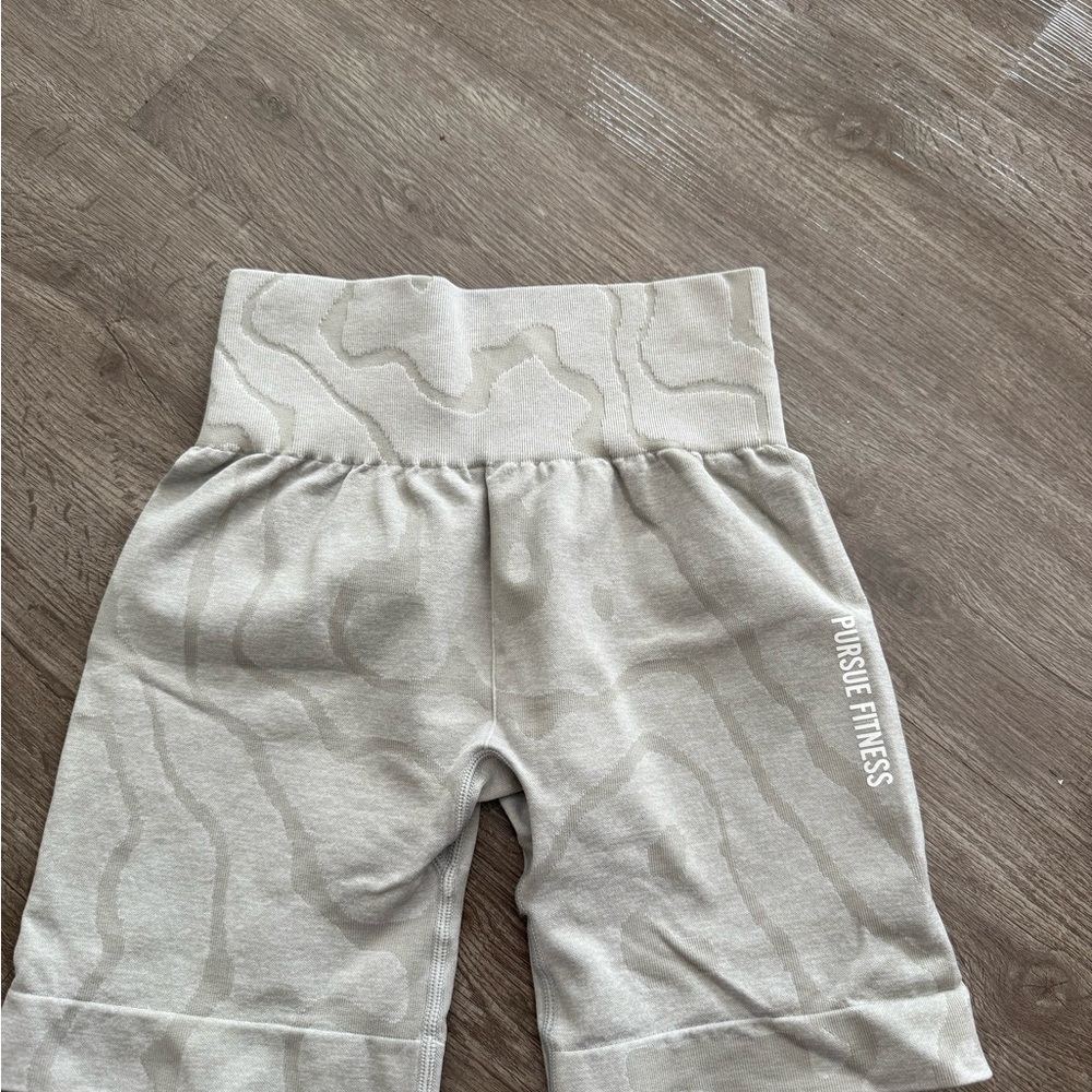 Persue Firness Light Green Patterned Shorts - Picture 2 of 4